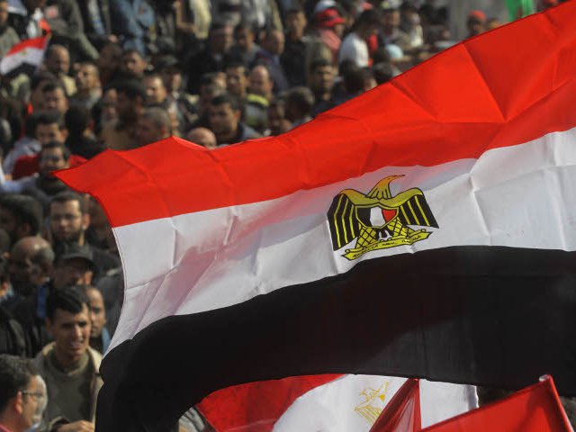Осужденные по обвинению в коррупции бывшие министры и приближенные к экс-президенту Египта Хосни Мубараку бизнесмены готовы пожертвовать незаконно нажитым, по мнению прокуратуры, имуществом ради освобождения от уголовной ответственности