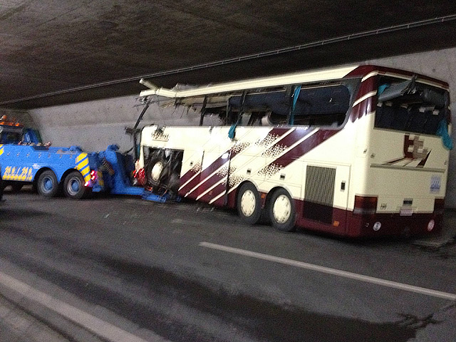 Потеряв управление, автобус на ходу въехал в поперечную стену "кармана безопасности", перпендикулярную к своду тоннеля. Удар пришелся точно в "лоб"
