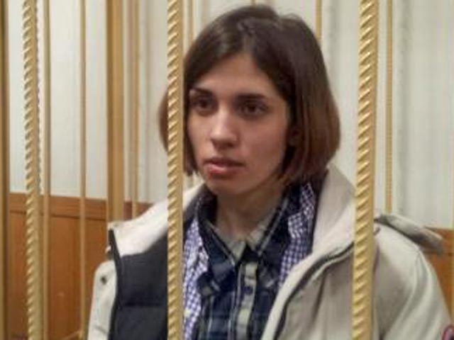 Активистка группы Pussy Riot Надежда Толоконникова готова пообщаться со священником