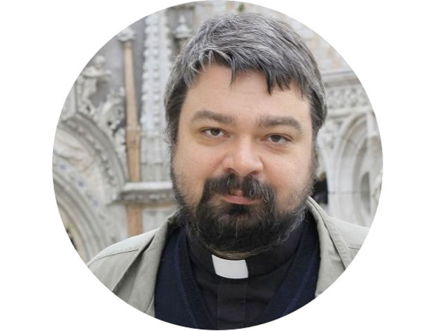 Представитель католической архиепархии в Москве священник Кирилл Горбунов считает, что необходимо наладить диалог с обществом о роли храма как священного пространства
