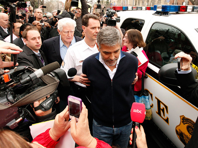 Известный американский актер Джордж Клуни и его отец арестованы во время акции протеста у посольства Судана в Вашингтоне