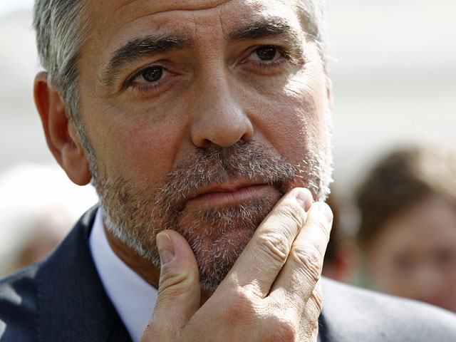 Актер Джордж Клуни, задержанный в Вашингтоне за участие в акции протеста против продовольственной блокады Южного Судана, провел в полиции три часа и оплатил свою гражданскую позицию штрафом в 100 долларов