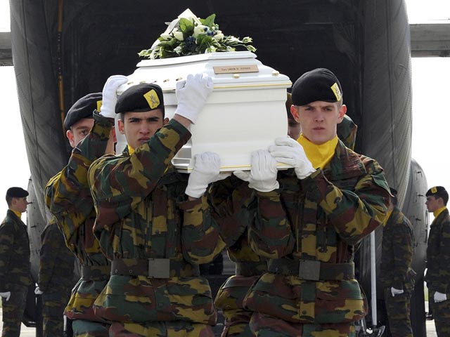 В пятницу из Швейцарии в Бельгию военным авиатранспортом прибыли 20 пострадавших в ДТП детей, еще восемь были доставлены в четверг