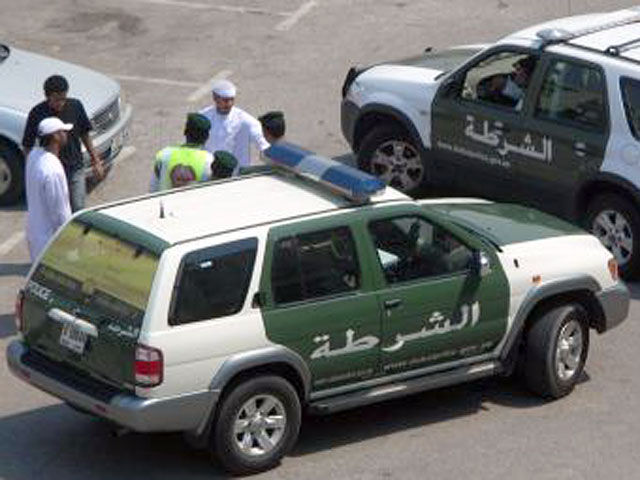 В Объединенных Арабских Эмиратах арестованы трое граждан России, которых обвиняют в разбойном нападении на офис одной из компаний. Преступники ударили сотрудницу фирмы электрошокером, а потом взломали сейф и похитили полмиллиона долларов