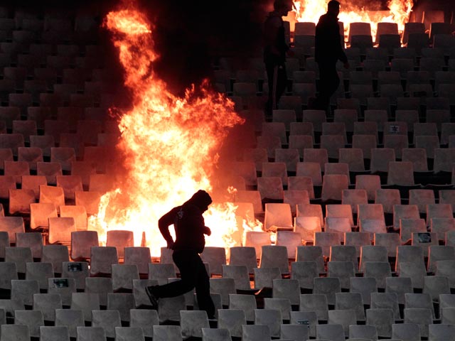 Футбольный матч в Греции прервали из-за побоища на трибунах