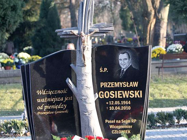 Тело еще одной жертвы катастрофы Ту-154 под Смоленском - политика Пшемыслава Гонсевского - эксгумировано в понедельник утром в Польше