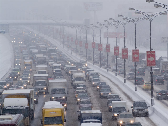 Снегопад, который шел в Москве всю ночь и продолжился в среду, привел к образованию многокилометровых пробок практически во всех районах города