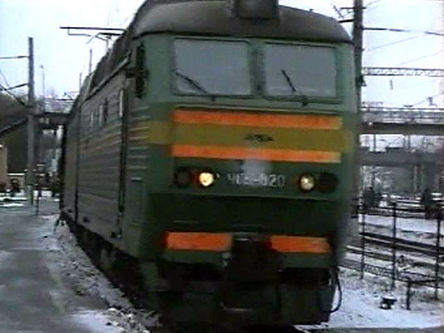 Пассажирскому поезду "Москва - Новый Уренгой" пришлось сделать вынужденную остановку в Кировской области, после того, как он сбил снежную бабу, "возникшую" на путях по ходу следования состава