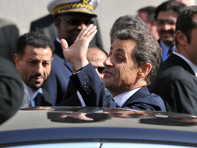 Президент Франции Николя Саркози, баллотирующийся на новый срок, ровно за месяц до президентских выборов вновь обогнал по популярности своего соперника Франсуа Олланда