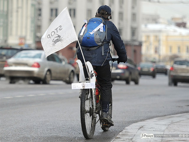 Москва. Велосипедисты на акции "Белое кольцо", 26 февраля 2012