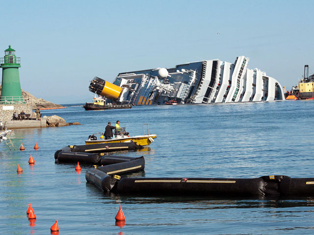 Водолазы, ведущие работы на затонувшем круизном лайнере Costa Concordia, в четверг обнаружили тела еще трех погибших в результате крушения судна