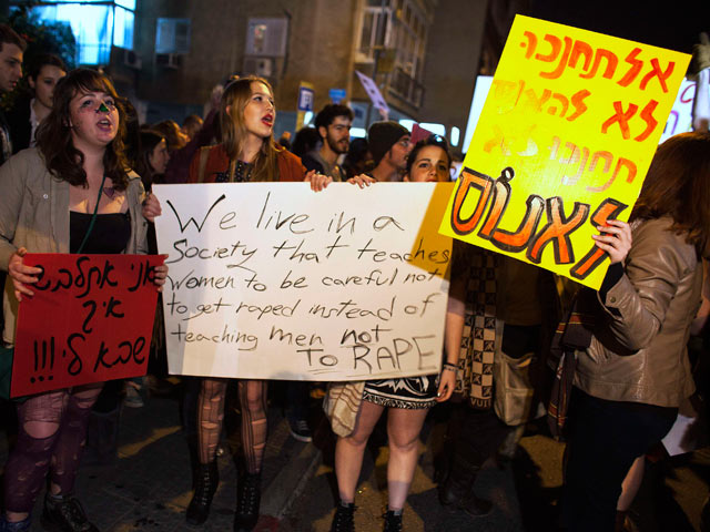 В четверг, 22 марта, сотни молодых женщин вышли на центральные улицы Тель-Авива, чтобы принять участие в так называемом "параде шлюх"