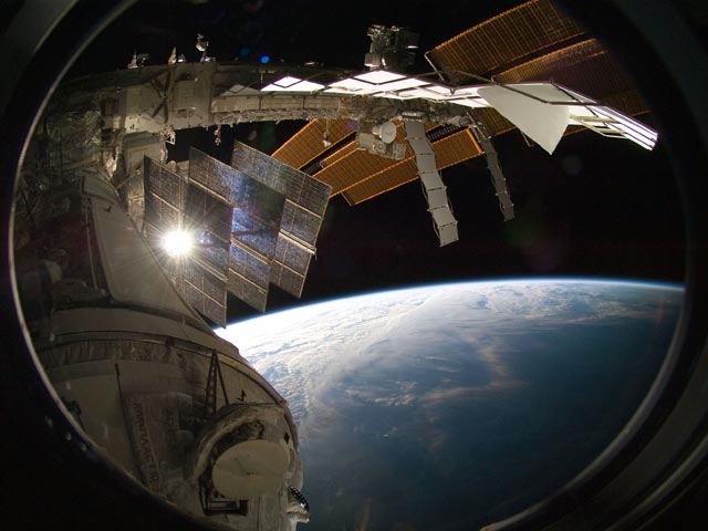 Экипаж МКС в субботу утром укроется в кораблях "Союз" в связи с риском столкновения космической станции с обломком российского спутника серии "Космос"