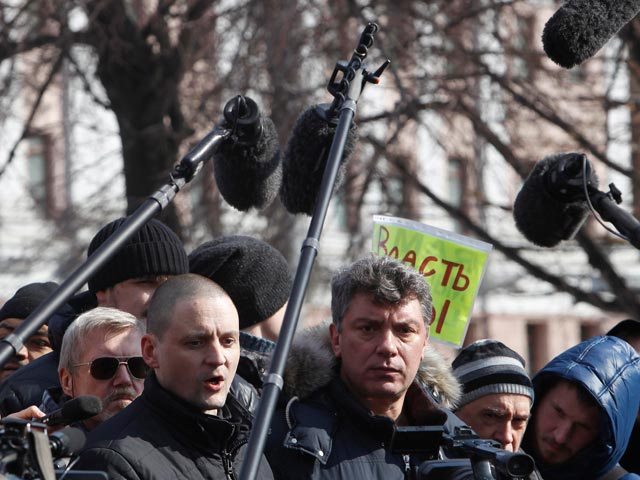 На пикет в Новопушкинском сквере собрались несколько десятков человек, значительная часть из которых - журналисты