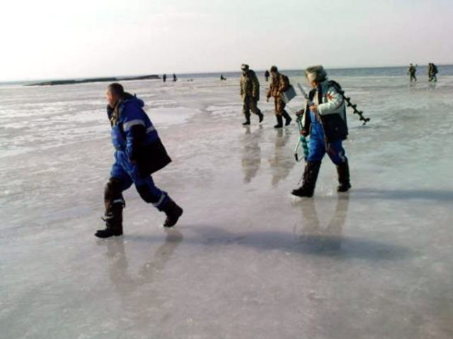 Сто одиннадцать рыбаков-любителей сняты со льда Финского залив
