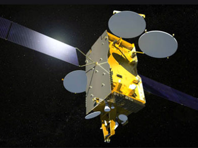 Российский телекоммуникационный спутник "Экспресс-АМ4", выведенный в августе прошлого года на нерасчетную орбиту, в воскресенье начал контролируемый сход с околоземной орбиты