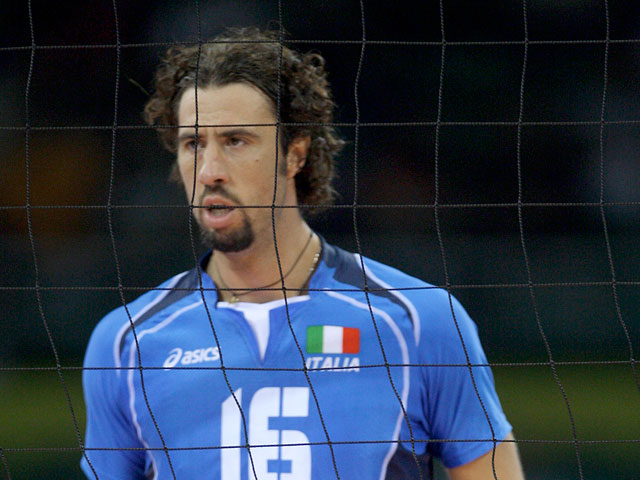 Один из самых титулованных итальянских волейболистов Вигор Боволента скончался от сердечного приступа во время матча третьего дивизиона чемпионата Италии