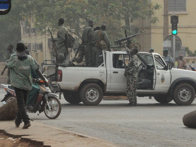 В Мали создан Объединенный фронт в защиту республики и демократии, в который вошли 38 политических партий и еще около 20 общественных ассоциаций и рабочих профсоюзов. Главным их требованием является "уход от власти военной хунты"