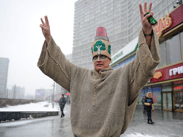 Сотрудники правоохранительных органов Москвы задержали на Красной площади мужчину, который, будучи одетым весьма странным образом, вел себя неадекватно