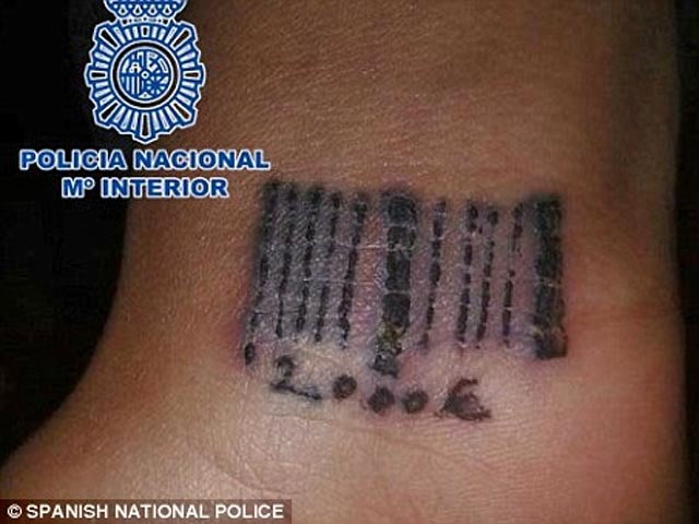 На запястье освобожденной девушки полицейские увидели татуировку, напоминающую штрих-код