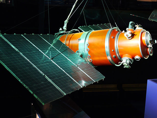 Первый советский метеорологический спутник "Метеор-1", запущенный с космодрома Плесецк в марте 1969 года, сошел во вторник с околоземной орбиты