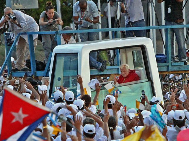 На всем протяжении дороги из аэропорта - около восьми километров - понтифика приветствовали десятки тысяч жителей Сантьяго-де-Куба