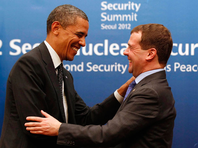 Обама вынужден оправдываться после подслушанного разговора с Медведевым