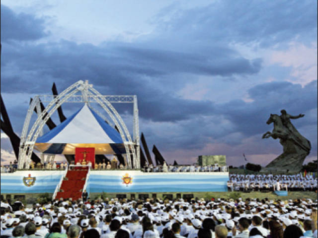 В богослужении  под открытым небом, которое Папа Римский Бенедикт XVI возглавил на площади имени Антонио Масео в Сантьяго-де-Куба присутствовали около 200 тысяч паломников