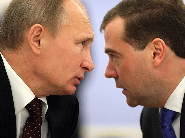 Последняя на сегодняшний момент догадка - правительство будет поделено пополам, а новому премьер-министру Дмитрию Медведеву найдут достойного оппонента