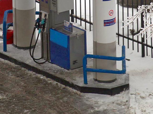 Стоимость литра Аи-95 на заправке за прошлый месяц в среднем сократилась на 0,3%, до 28,3 рублей, Аи-92 - на 0,4%, до 26,2 рублей, дизельного топлива - на 0,2%, до 27,9 рублей