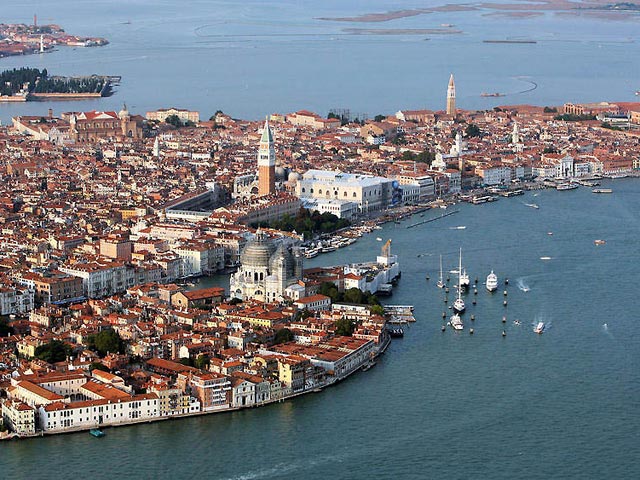 Как показали последние измерения, сделанные при помощи спутника, Венеция снова уходит под воду, накреняясь к востоку, причем средняя скорость погружения составляет до 4 мм в год - это существенно больше, чем считалось ранее