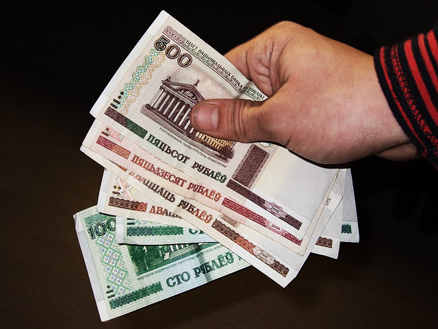 Белорусские предприятия перестали брать кредиты в местных рублях из-за высоких процентных ставок, которые существуют на рынке. У населения возможности переориентироваться на валютные кредиты нет