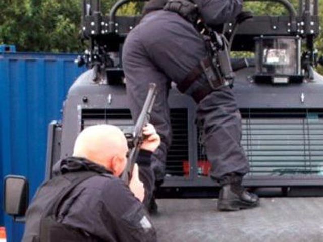 Три члена элитного подразделения полиции Большого Манчестера были понижены в должности после того, как в британских СМИ появились фотографии, на которых они дурачатся с дробовиком