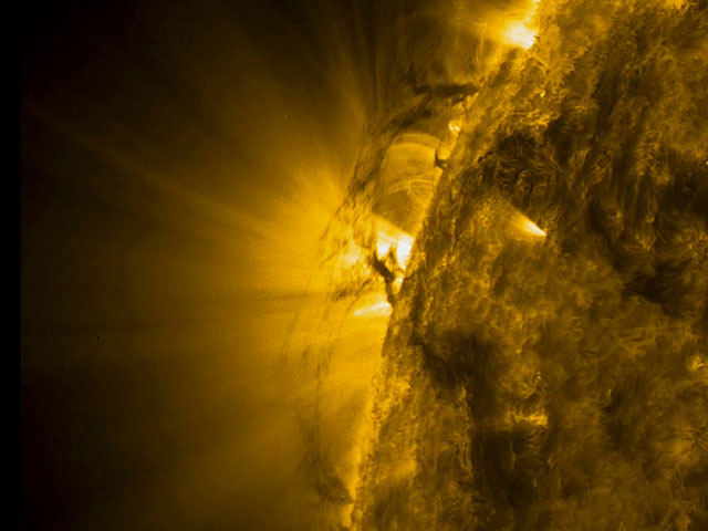 Британские астрономы смогли "поймать" и снять на бортовые камеры солнечной обсерватории SDO (Solar Dynamics Observatory) несколько гигантских плазменных торнадо