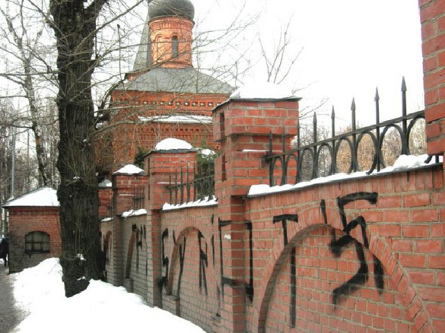 На ограде московского храма появилась надпись в поддержку Pussy Riot, но ее стерли