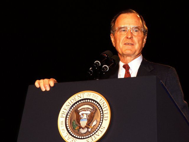 Бывший президент США Джордж Буш-старший заявил, что поддерживает экс-губернатора штата Массачусетс Митта Ромни в качестве кандидата на пост президента от Республиканской партии