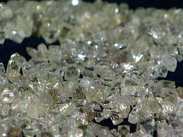 Жительница Красноярска нашла в лифте 476 бриллиантов