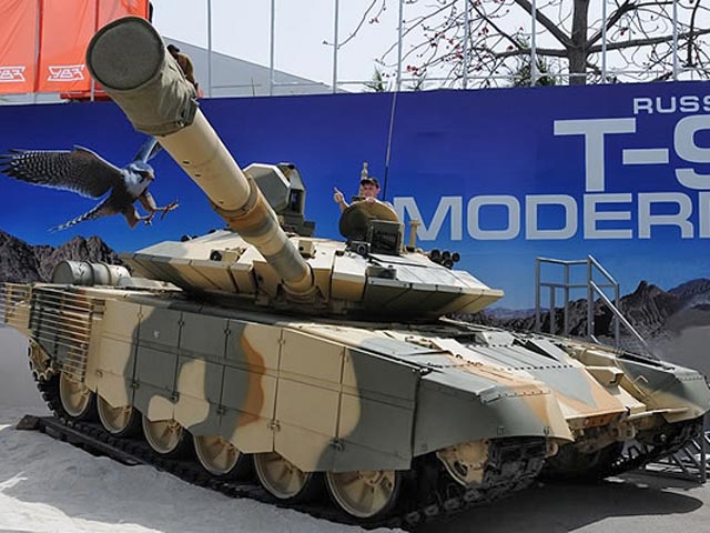 В рамках международной выставки вооружений Defexpo India 2012, проходящей в Нью-Дели с 29 марта по 1 апреля, Россия представила потенциальным заказчикам модернизированный вариант танка Т-90, от которого отказались отечественные вооруженные силы