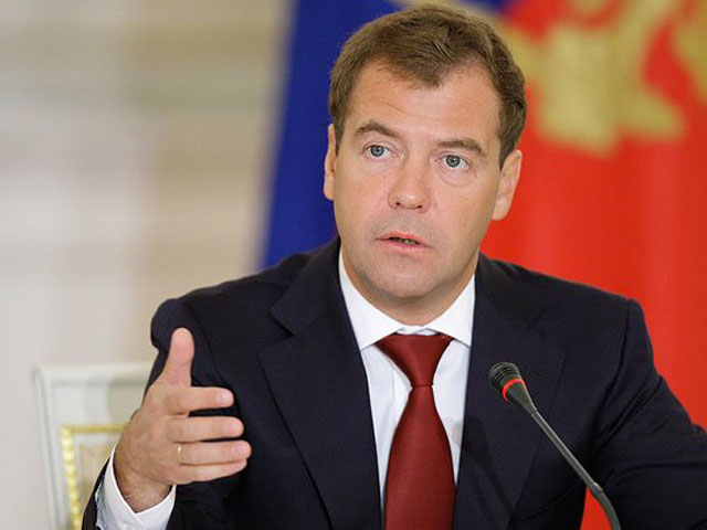 Президент России Дмитрий Медведев заявил, что рассмотрит представленные "Единой Россией" кандидатуры глав трех областей - Московской, Омской и Саратовской