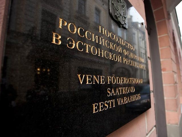Сотрудника посольства России в Таллине заподозрили в избиении посетителя, Эстония возбудила дело