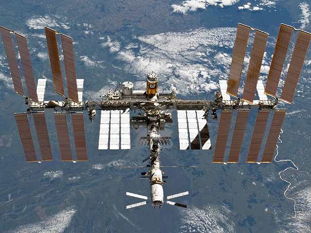 Орбиту Международной космической станции (МКС) в ночь на воскресенье поднимут на 1,7 километра