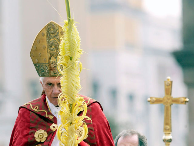 В Ватикане идет торжественная служба, на которой папа Римский обращается к верующим