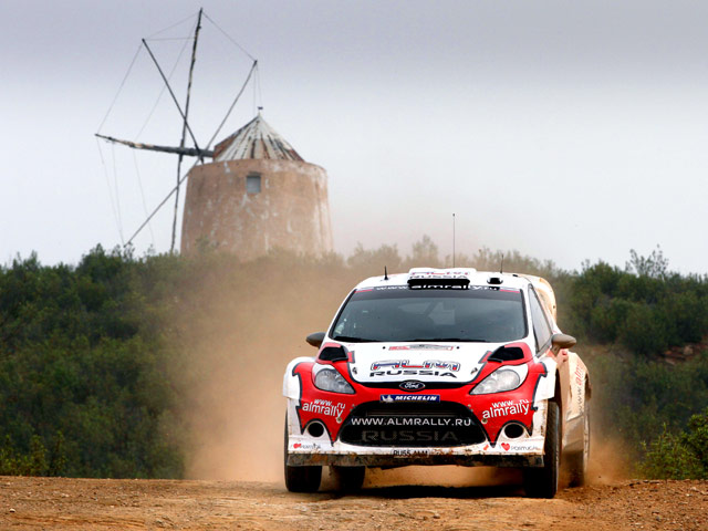Россиянин Евгений Новиков добился исторического достижения на португальском этапе чемпионата мира по ралли, первым из отечественных гонщиков поднявшись на подиум в WRC