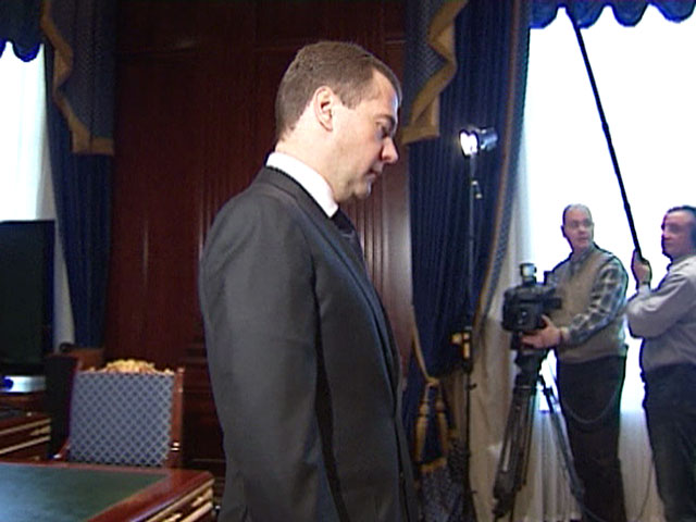 Президент РФ Дмитрий Медведев перенес встречу с представителями несистемной оппозиции, которая должна была состояться в понедельник, из-за авиакатастрофы под Тюменью