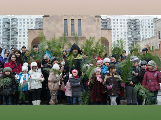В новом храме Армянской церкви в Москве совершили обряд благословения детей