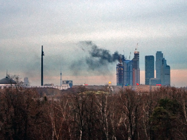 Густой черный дым поднимается над одним из строящихся зданий делового центра "Москва-Сити"
