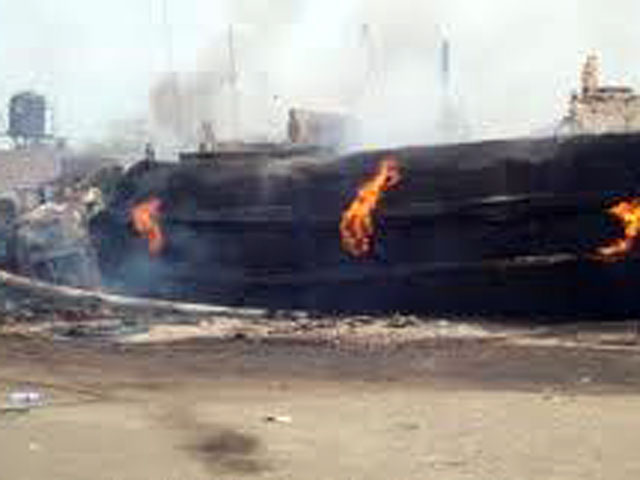 При взрыве бензовоза после ДТП в северной части Нигерии погибли, по официальным данным, 12 человек, которые пытались собрать и присвоить разлившееся топливо