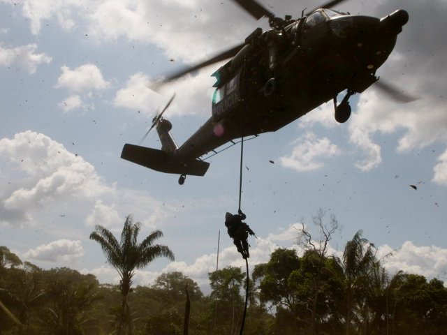 Экстремисты из Революционных вооруженных сил Колумбии добровольно передали представителям гуманитарной миссии десять заложников из числа военнослужащих и полицейских, удерживавшихся в плену почти 13 лет