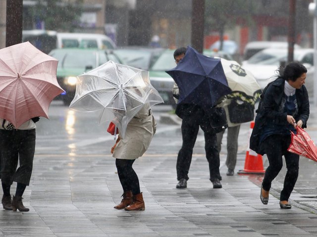 Пять человек стали жертвами ураганного ветра большой силы в Японии, который обрушился на Страну восходящего солнца