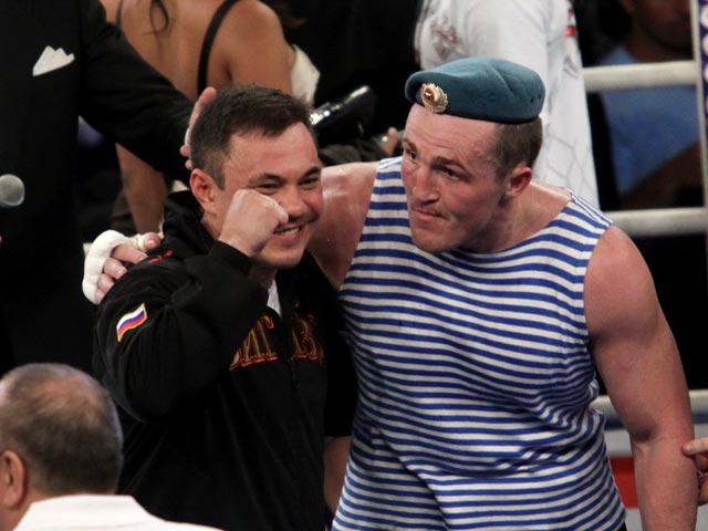 Денис Лебедев отстоял чемпионский титул WBA, нокаутировав претендента во втором раунде